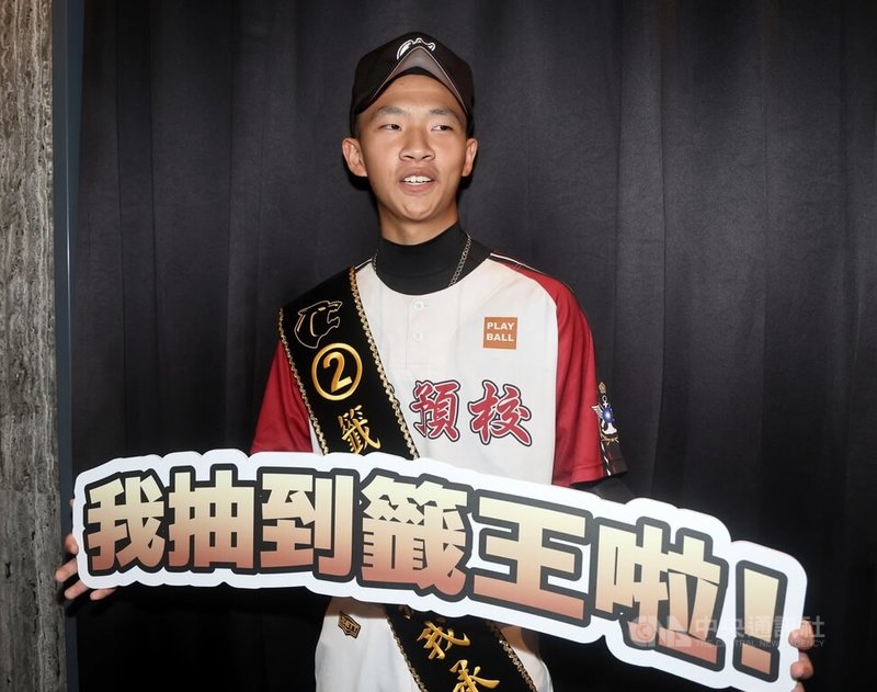 第12屆中信盃黑豹旗全國高中棒球大賽將於10月6日開打,22日在台北舉行開賽記者會暨抽籤大會,高雄中正預校抽中「籤王」,首輪將對戰上屆奪冠的桃園平鎮高中,隊長范睿丞(圖)說,抽到上上籤,隊友們應該不會責怪,要把國防部的精神拿出來、展現軍人本色。中央社記者張皓安攝 113年9月22日