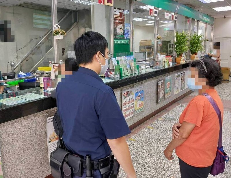 台中市7旬婦人日前因骨質疏鬆問題就醫，卻遇上有人推銷鹿茸藥酒，她匯款前遇到機警行員通報警方到場，及時攔阻一場詐騙。（民眾提供）中央社記者趙麗妍傳真  113年9月22日