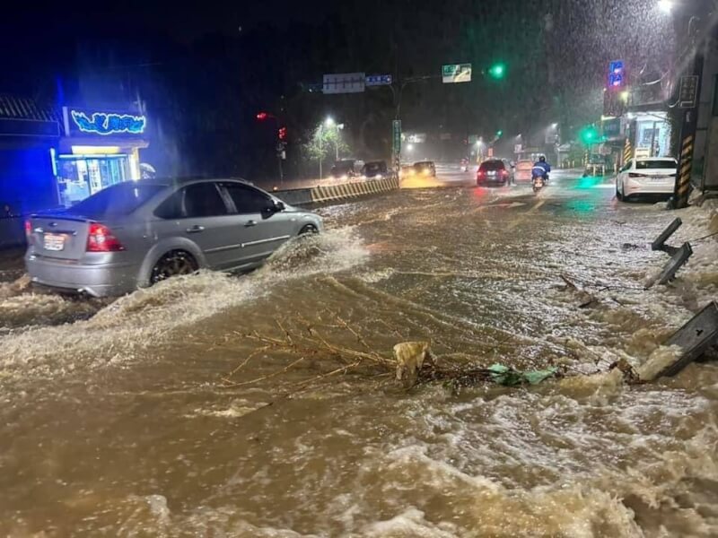 新北市淡水區淡金路22日大淹水，道路成一片汪洋，行經車輛濺起水花。（洪孟楷提供）中央社記者高華謙傳真 113年9月23日