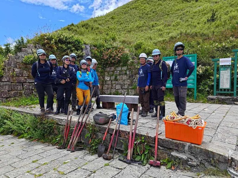 太魯閣步道志工自民國99年成軍至今已10多年,0403地震嚴重衝擊太魯閣國家公園,高山步道志工仍以手作修復步道。圖為步道志工帶著手作工具準備出發上工。(太魯閣國家公園管理處提供)中央社記者李先鳳傳真 113年9月23日