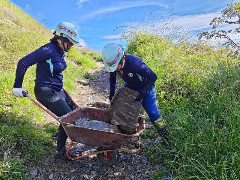 0403地震嚴重衝擊太魯閣國家公園，太管處發起「一人一袋一石護步道」活動，鼓勵山友以自身的力量，協助石材、工具的運送，盼透過共同參與喚醒大眾珍惜高山步道。（太魯閣國家公園管理處提供）中央社記者李先鳳傳真  113年9月23日