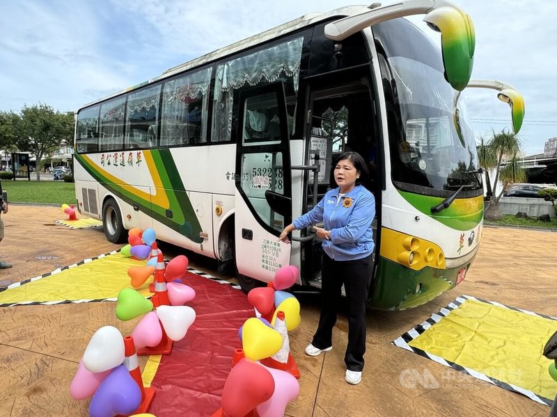 雲林今年1至8月大型車交通事故釀9死，縣長張麗善（圖）23日表示，大型車受限視野死角（黃色）與內輪差（紅色），駕駛人應落實停讓文化，保護行人安全從大車做起。中央社記者姜宜菁攝  113年9月23日