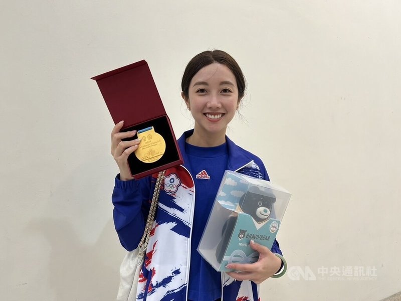 2024年台北國際射擊大獎賽在國家運動訓練中心公西靶場舉行,射擊好手吳佳穎23日在女子10公尺空氣手槍決賽以242.2分,為地主台灣留下金牌。中央社記者黃巧雯攝 113年9月23日