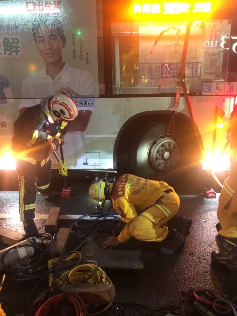 東海大學2名女大生22日在台中中區過馬路遭客運撞上，其中1人遭捲入車底，消防局救護人員以破壞器材協助脫困，送醫因傷重不治。（民眾提供）中央社記者趙麗妍傳真 113年9月23日