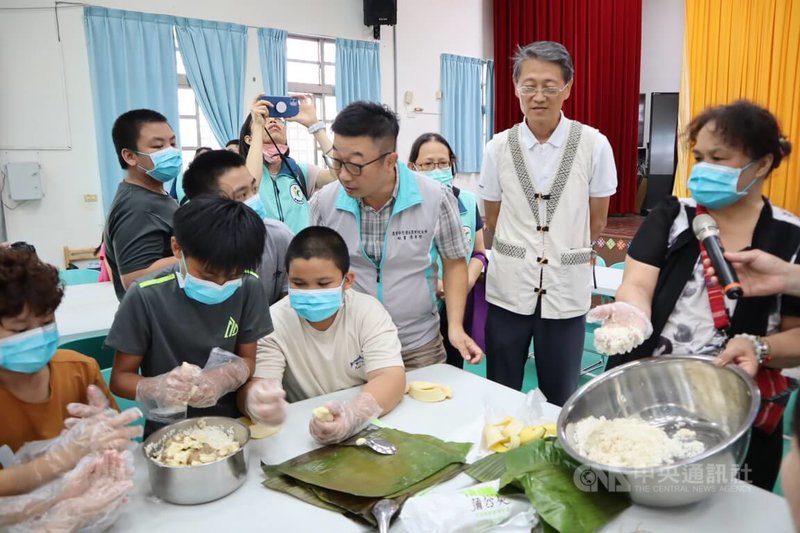 農糧署東區分署推動「食米學園計畫」，從田間到餐桌都由小朋友自己動手做，花蓮銅門國小23日課程由部落耆老帶領學童製作獵人香蕉飯，培養從小愛吃米食並友善環境的飲食習慣。中央社記者李先鳳攝  113年9月23日