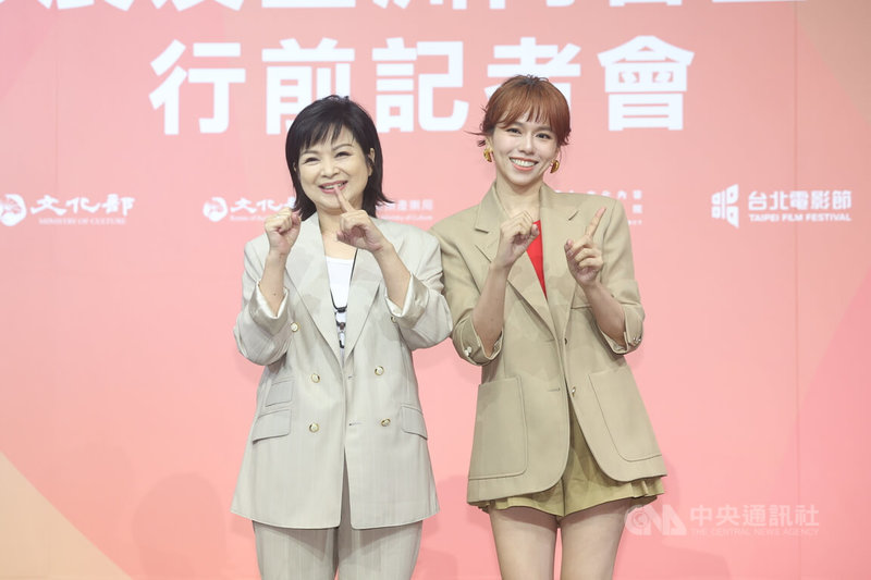 2024第29屆釜山國際影展(BIFF)10月將於韓國開展,電影「小雁與吳愛麗」演員楊貴媚(左)、夏于喬(右)23日下午以中性西裝造型出席釜山影展行前記者會。中央社記者吳家昇攝 113年9月23日
