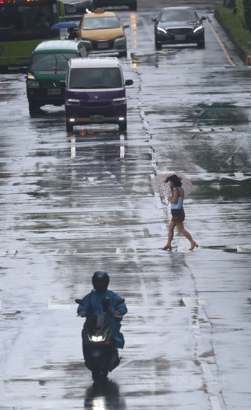 圖為新北市三重區行人撐傘穿越馬路。中央社記者趙世勳攝 113年9月23日