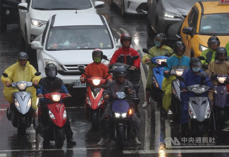 圖為新北市三重區機車騎士穿雨衣遮擋雨勢。中央社記者趙世勳攝 113年9月23日