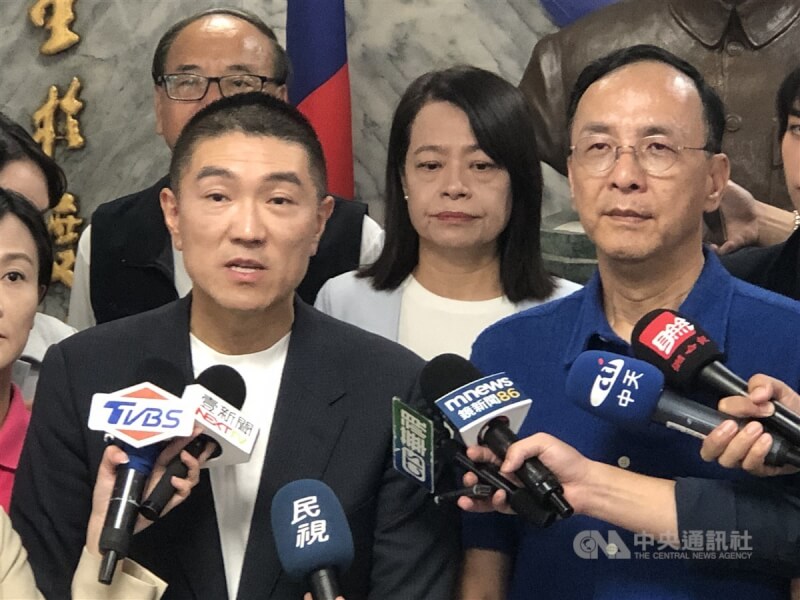 基隆城際轉運站營運商積欠員工2個月薪資,市長謝國樑(前左)、國民黨主席朱立倫(前右)23日出席基隆市婦女會工作研習會後受訪,謝國樑說,4月就不斷表達包商有問題,民進黨卻不斷幫營運商護航。中央社記者王朝鈺攝 113年9月23日