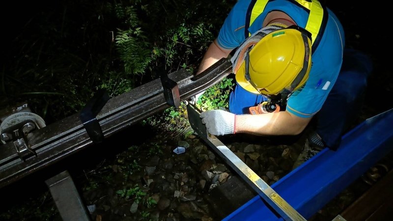 高雄捷運22日電力異常，R17世運站以北一度暫停營運，高捷人員搶修後，晚間恢復全線營運。（高雄捷運公司提供）中央社記者蔡孟妤傳真  113年9月23日