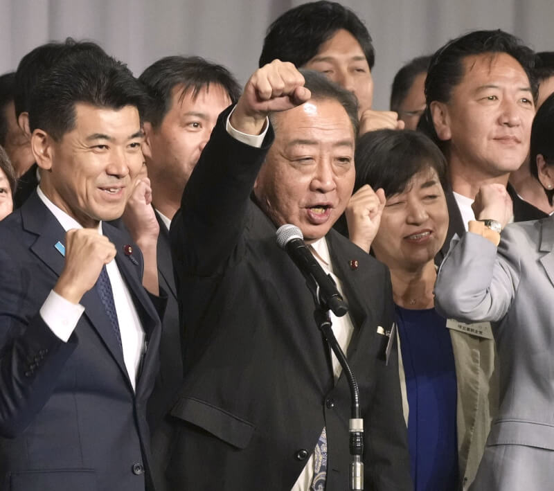 日本最大在野黨立憲民主黨23日選出67歲的前首相野田佳彥（前左2）為新任代表（黨主席）。（共同社）