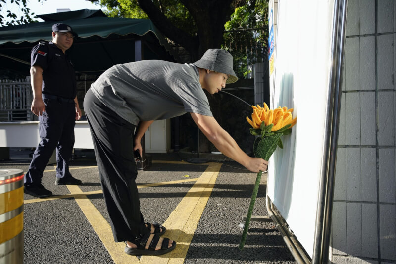 深圳日本人學校男童18日在上學途中遭刺傷後身亡，民眾20日在事發學校前獻花。（共同社）