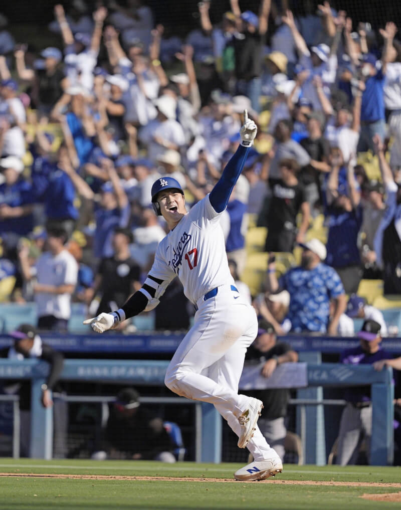 大谷翔平22日9局下轟出追平比分的全壘打。（共同社）