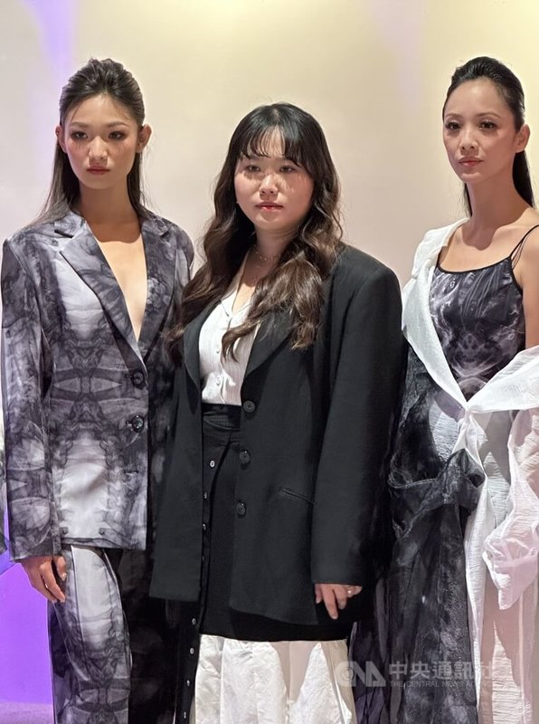 服裝設計師陳凱婷(中)與身著新款服裝的模特兒合影。中央社記者廖漢原紐約攝 113年9月23日