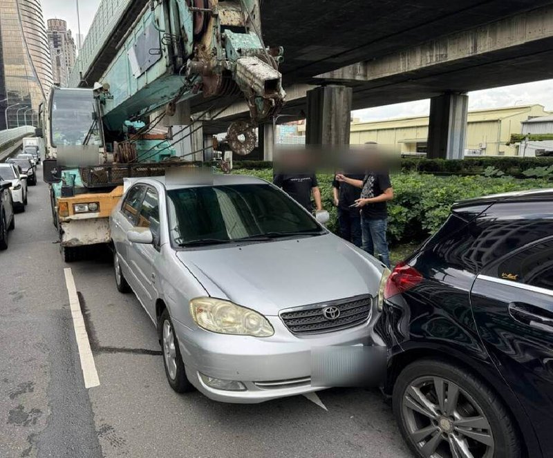 台中市西屯區1輛動力機械車23日在台74快速道路下青海路匝道處，疑煞車失靈追撞停等紅燈多車，現場共有6車受損，1人受傷送醫。（民眾提供）中央社記者郝雪卿傳真  113年9月23日