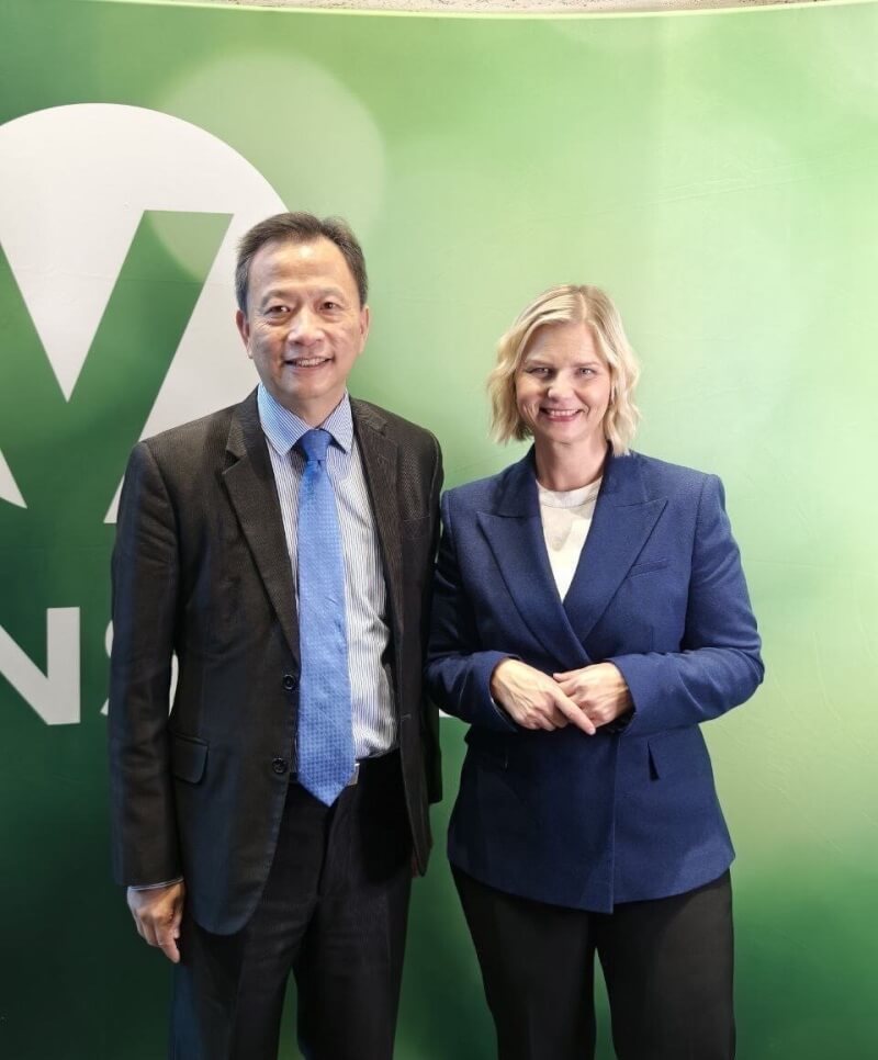 駐瑞典代表谷瑞生(左1)與挪威自由黨主席梅比合影,這是台灣首次有總統與駐外代表受邀參與挪威政黨活動(挪威自由黨全國黨代表大會)並登台對談。(駐瑞典代表處提供)中央社記者辜泳秝斯德哥爾摩傳真 113年9月23日