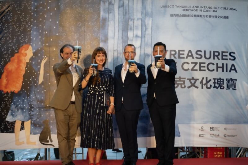 「捷克文化瑰寶」展覽即日起至10月10日在台北信義區舉行,捷克駐台灣代表史坦格(右2)與主辦方捷克中心台北主任馬凱棠(左2)等人在20日的揭幕儀式上以珍珠奶茶慶祝。(捷克駐台經濟文化辦事處提供) 中央社113年9月20日
