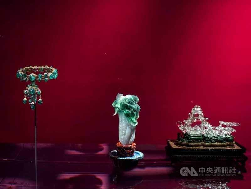 國立故宮博物院、巴黎裝飾藝術博物館及Van Cleef & Arpels梵克雅寶共同策畫「大美不言」展覽，每個展櫃都依循不同特色與主題同時呈現主辦3方展件。圖中為故宮典藏「翠玉白菜」，左為梵克雅寶典藏「印度風格項鍊」，右為巴黎裝飾藝術博物館典藏「如意三足花瓶」。中央社記者王寶兒攝  113年9月24日