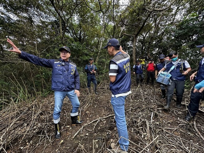 新北市環境稽查重案組與檢警聯手破獲王水煉金集團，全案共羈押陳姓主嫌等4人，24日再由環保局重案組召集人、副市長劉和然（左）率隊至現場勘查，以釐清犯罪手法及環境遭破壞範圍。（環保局提供）中央社記者王鴻國傳真  113年9月24日