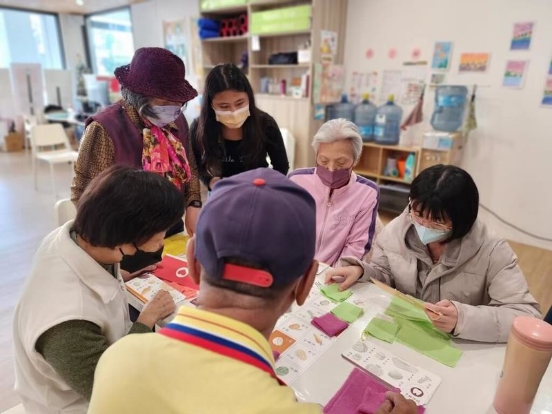 陽明交通大學團隊與在地惠生大藥局攜手推動健康促進計畫，希望協助提升高齡長者健康與生活品質。（陽明交大提供）中央社記者許秩維傳真  113年9月24日