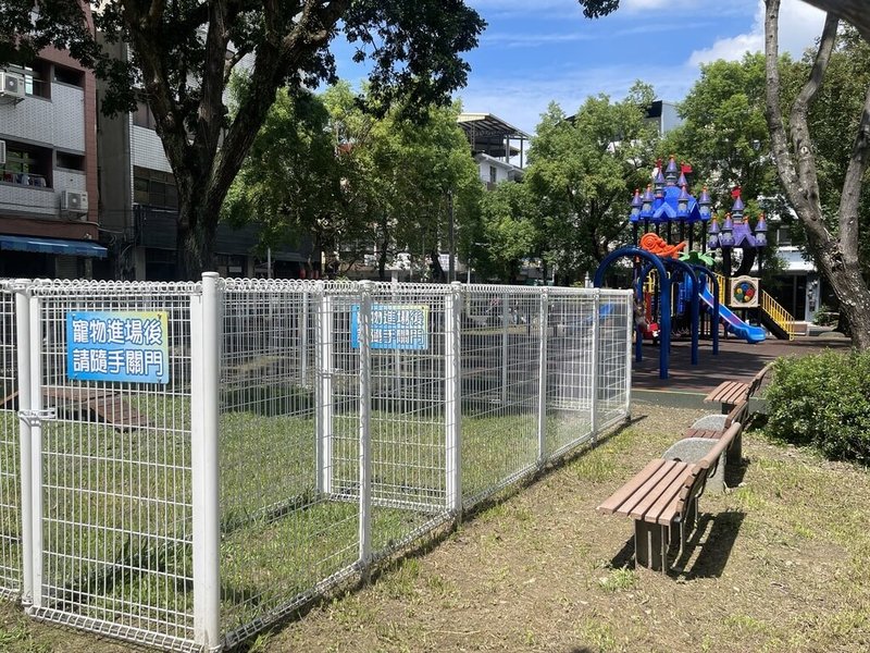 南投市三和游泳池旁三和公園遊戲場老舊，南投縣政府全面整修翻新，24日開放使用，場內新設中小型寵物公園供毛小孩活動。（南投縣政府提供）中央社記者蕭博陽南投縣傳真  113年9月24日