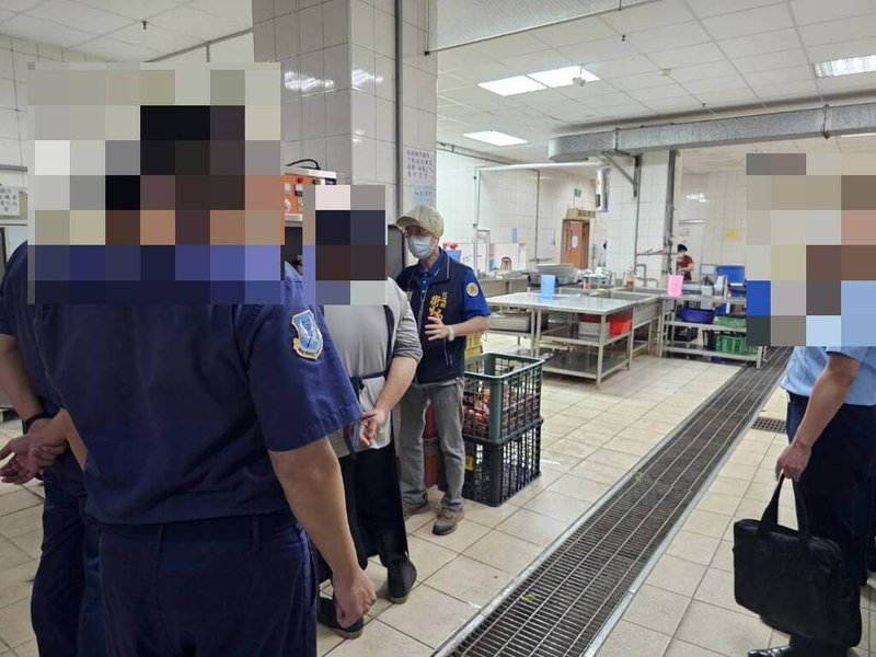 空軍教育訓練暨準則發展指揮部24日凌晨陸續有13名官兵出現上吐下瀉情形送醫,花蓮縣衛生局稽查隊前往佳山基地餐廳,了解製作餐飲過程。(花蓮縣衛生局提供)中央社記者李先鳳傳真 113年9月24日