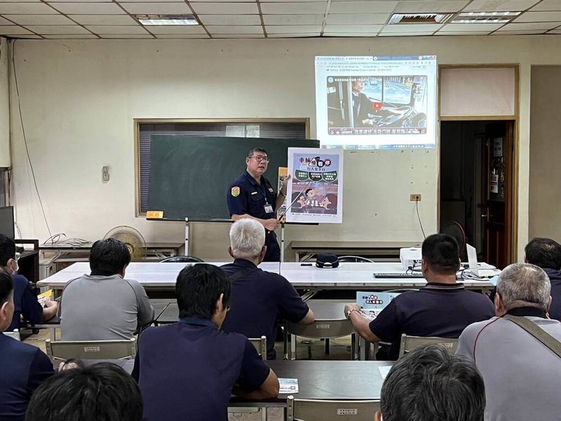 台中市22日晚間發生公車撞死女大生事故，警方表示，23日已派員前往肇事巨業公司實施交通安全宣導教育，提醒「人本交通、停讓文化」，呼籲大型車駕駛一定要遵守「車輛慢看停」，避免發生危險。（警方提供）中央社記者郝雪卿傳真  113年9月24日