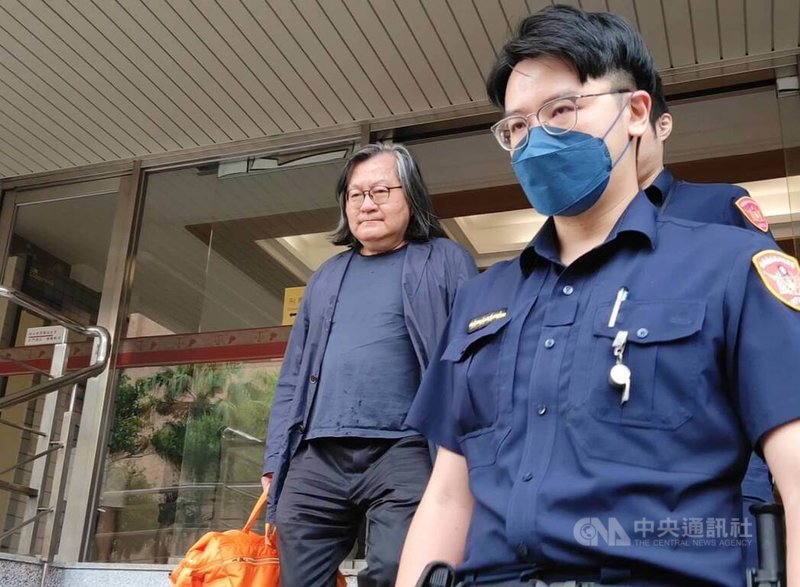 台北地檢署偵辦京華城案,檢察官24日上午傳喚前台北市都發局長林洲民(中),追查京華城爭取容積率過程,林洲民中午離開北檢,面對媒體記者提問不發一語。中央社記者謝幸恩攝 113年9月24日