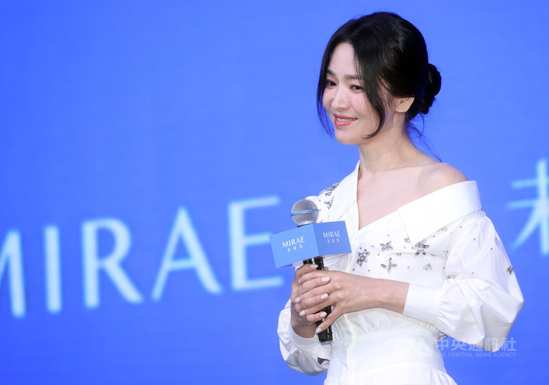 韓國女星宋慧喬(圖)睽違7年來台,24日在台北出席代言活動,對於未來工作計畫,宋慧喬說:「下一個作品還沒百分百確定,但一定會有好消息的。」中央社記者鄭傑文攝 113年9月24日