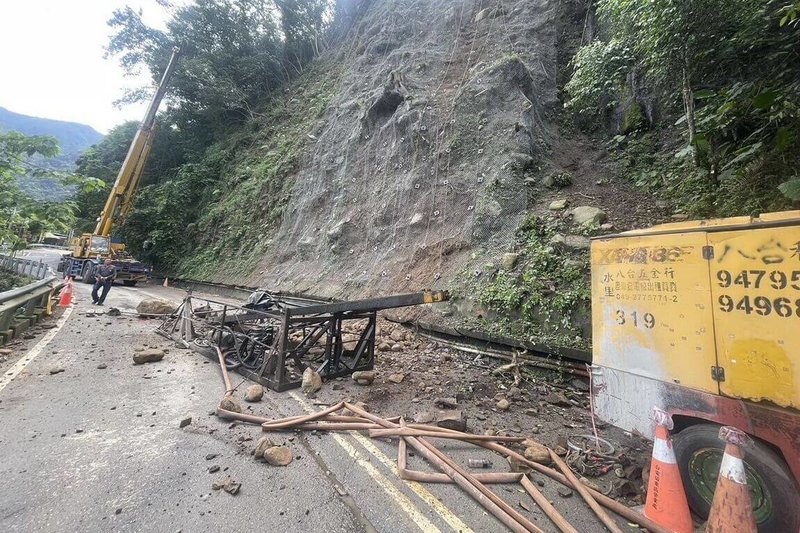 苗栗縣泰安鄉苗62線道路災害復建工程24日施工中發生落石，39歲谷姓工人遭擊中身亡。縣府工務處令工區暫時停工，配合勞檢單位調查。（民眾提供）中央社記者管瑞平傳真  113年9月24日