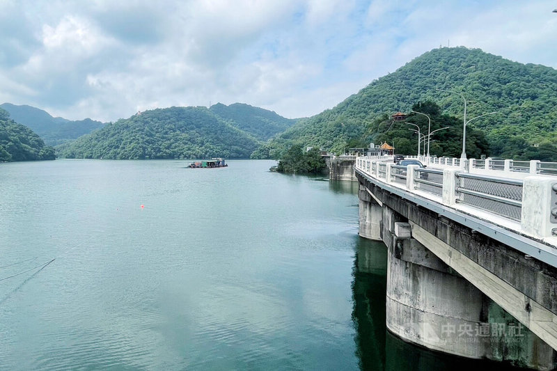 石門水庫山區集水區近日間歇下雨，大壩24日上午7時達到245公尺滿水位門檻，也是石門水庫今年首次水位滿庫。中央社記者吳睿騏桃園攝  113年9月24日