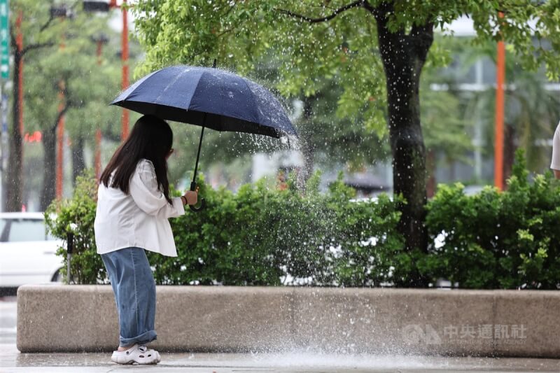 圖為台北市信義區民眾撐傘逛街。中央社記者翁睿坤攝 113年9月22日