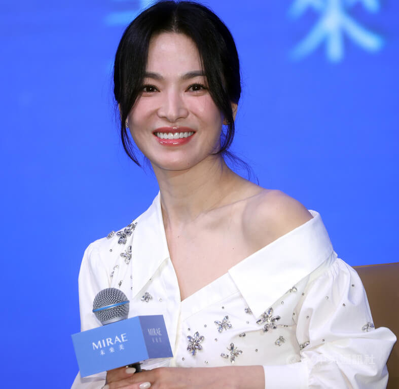 韓國女星宋慧喬(圖)24日在台北亮麗現身代言活動,大秀中文「很高興看到大家」、「餓死了」,打趣說記者會後要去吃餃子類的麵食配紅酒。中央社記者鄭傑文攝 113年9月24日