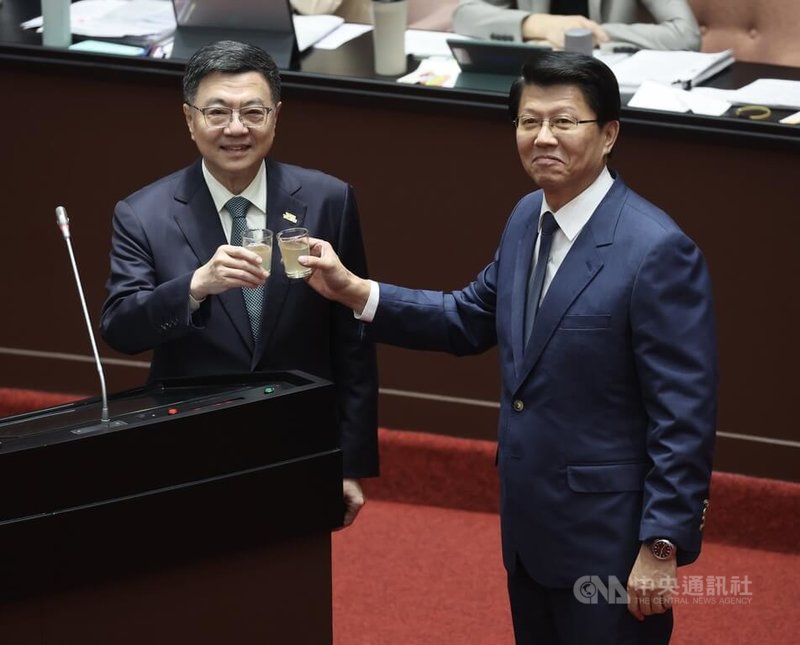 行政院長卓榮泰(左)24日赴立法院施政報告及備詢,國民黨立委謝龍介(右)質詢時送上蜂蜜水,表示台南很多農漁民因景氣不好過得很辛苦,希望卓榮泰能多多為中南部農漁產品推廣。圖為兩人現場碰杯。中央社記者張皓安攝 113年9月24日