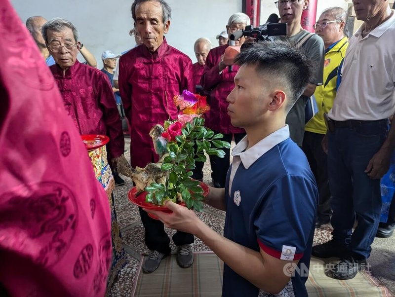 巴黎奧運羽球男雙二連霸的李洋（前右）25日返回金門，遵循古禮進行祭祖「晉匾」儀式。中央社記者吳玟嶸攝  113年9月25日