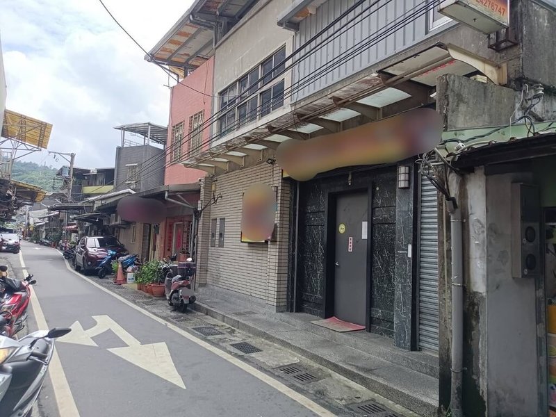 基隆市龍安街一間卡拉OK店（圖）25日凌晨4時許發生槍擊案，造成3人受傷，警方逮捕計男、蔡男和莊女共3名犯嫌，詢後將依違反槍砲彈藥刀械管制條例移送法辦。（讀者提供）中央社記者王朝鈺傳真  113年9月25日