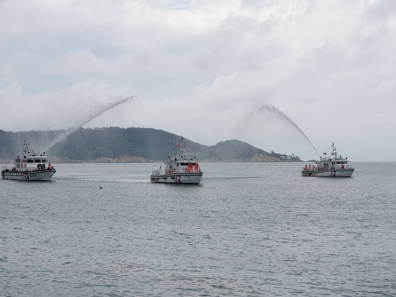海巡署艦隊分署馬祖海巡隊25日在南竿福澳港舉辦灑水祈福儀式,迎接新造35噸級巡防艇PP-3522(中)加入連江縣海域執法行列。(馬祖海巡隊提供)中央社記者潘欣彤傳真 113年9月25日