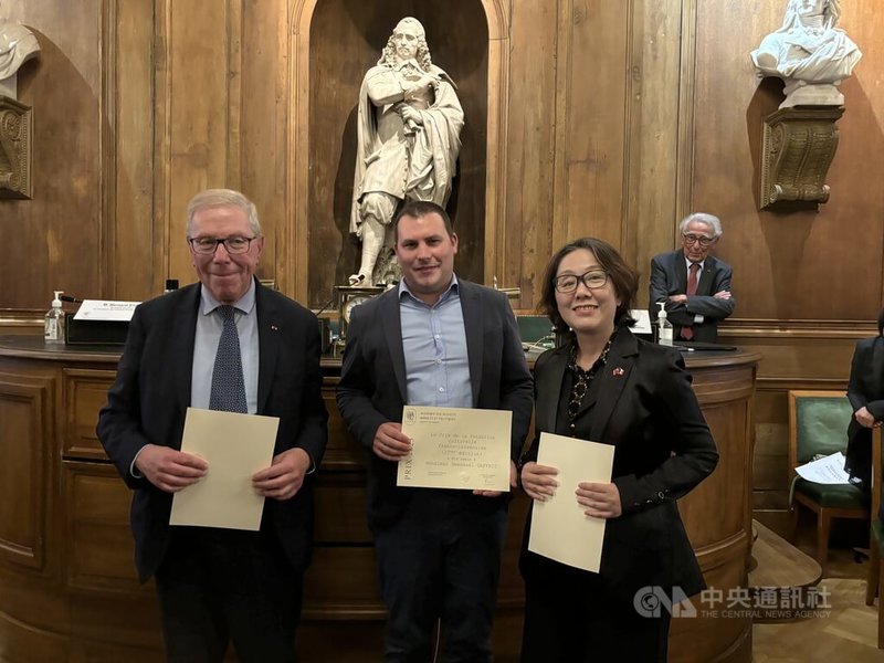 法國學者關首奇(中)23日從文化部次長王時思(右)、法蘭西學院人文政治科學院終身秘書史蒂恩手中獲頒台法文化獎。他說台灣文學帶來力量,盼透過藝術,讓更多人看到台灣的自由、文化與認同。中央社記者曾婷瑄巴黎攝 113年9月25日