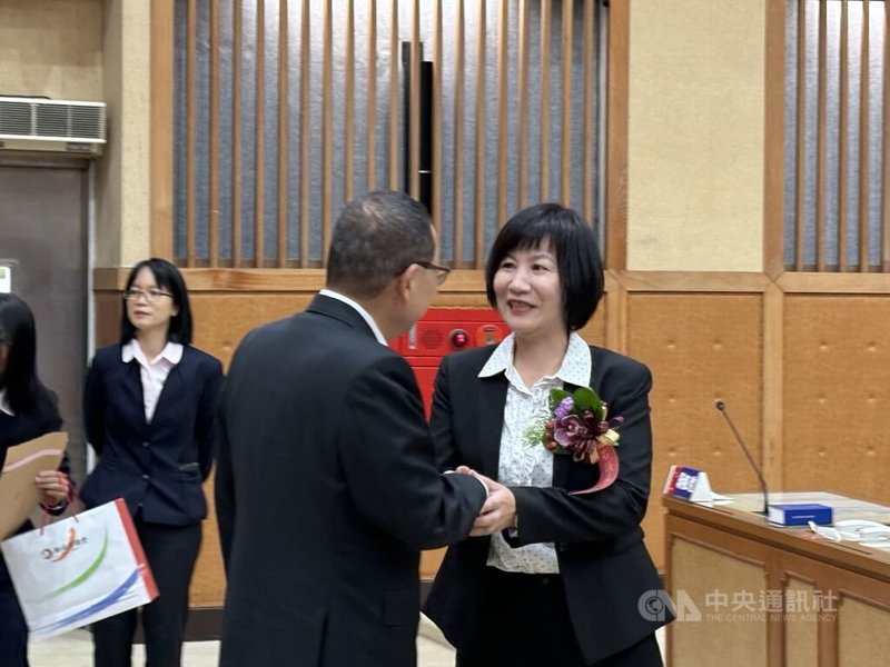民進黨新北市議員石一佑(前右)25日在議會宣誓就職,新北市長侯友宜(前左)上前握手致意。中央社記者高華謙攝 113年9月25日