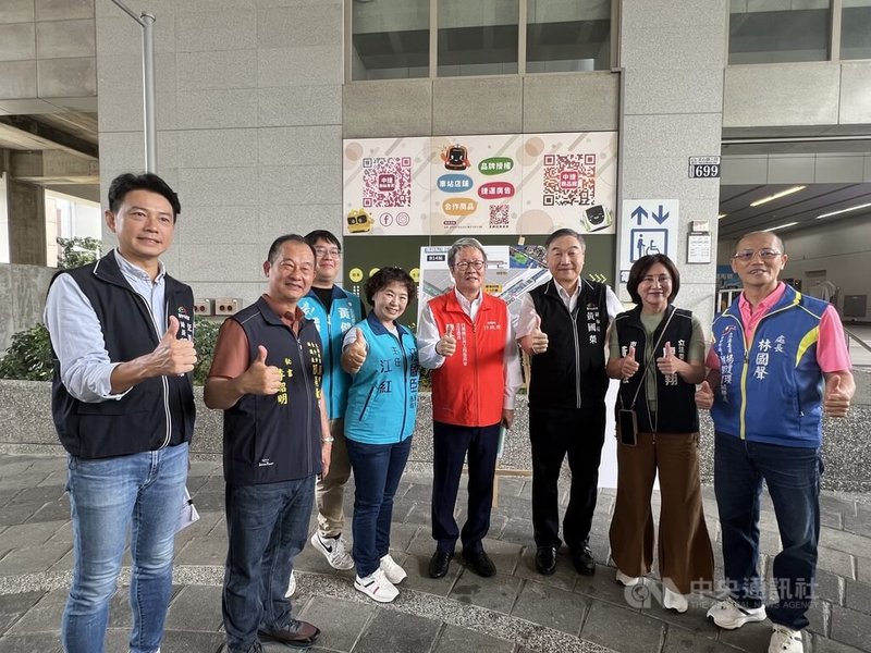 行政院公共工程委員會主委陳金德(右4)25日率員到台中捷運綠線市政府站現勘中捷藍線基本設計,台中市副市長黃國榮(右3)、交通局長葉昭甫(左)等人陪同。中央社記者郝雪卿攝 113年9月25日