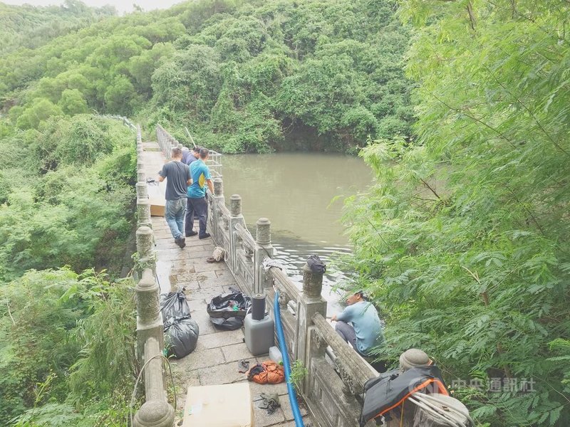 台電馬祖南竿志清電廠25日因廢水處理設備失常，導致油污水外洩至勝利水庫上壩，至傍晚仍在清理中，預計26日將油污清理完畢。中央社記者潘欣彤攝  113年9月25日