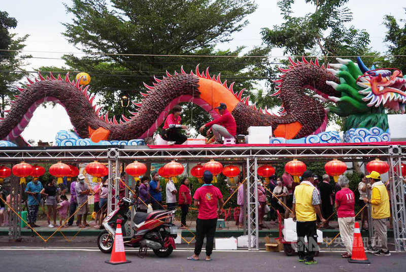 屏東東港迎王平安祭將至，位於東港河堤公園旁的大總理壇設有雙龍雙鳳，其中雙龍部分以上千斤烏魚子為龍鱗，於迎王期間擺設，結束後將作為結緣品。中央社記者黃郁菁攝  113年9月25日