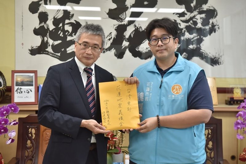 石川縣台灣交流促進會理事長、醫師陳文筆(左)在當地發起募款,盼助花蓮市地震災民重建,日前由花蓮市長魏嘉彥(右)代表接受,也感謝這份跨海而來的溫暖愛心。(花蓮市公所提供)中央社記者張祈傳真 113年9月25日