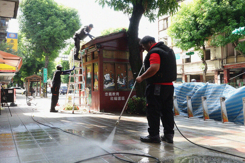 長期為街友發聲的作家林立青近期參加花旗基金會舉辦的「全球創新挑戰賽」，在世界各地的提案者中脫穎而出，獲2年共50萬美金（約台幣1590萬元）的支持。圖為林立青所帶領的街友們為社區洗地的認真身影。（攸惜關懷協會提供）中央社記者邱祖胤傳真  113年9月25日