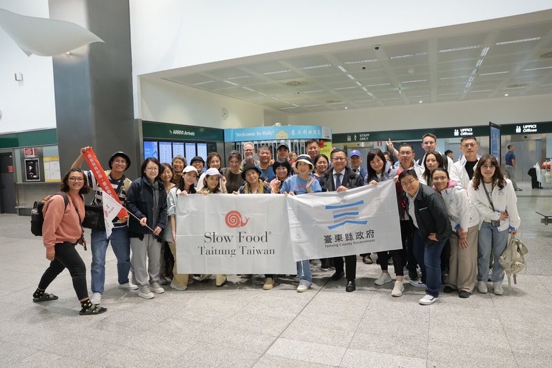 台東縣政府推動國際慢食運動，受邀到義大利參加全球慢食年會，24日由台東縣長饒慶鈴（前右6）領軍前往當地，駐米蘭台北辦事處長林讚南（前右5）到場接機，盼攜手向全球展示台東豐富多元的飲食文化。（台東縣政府提供）中央社記者張祈傳真  113年9月25日