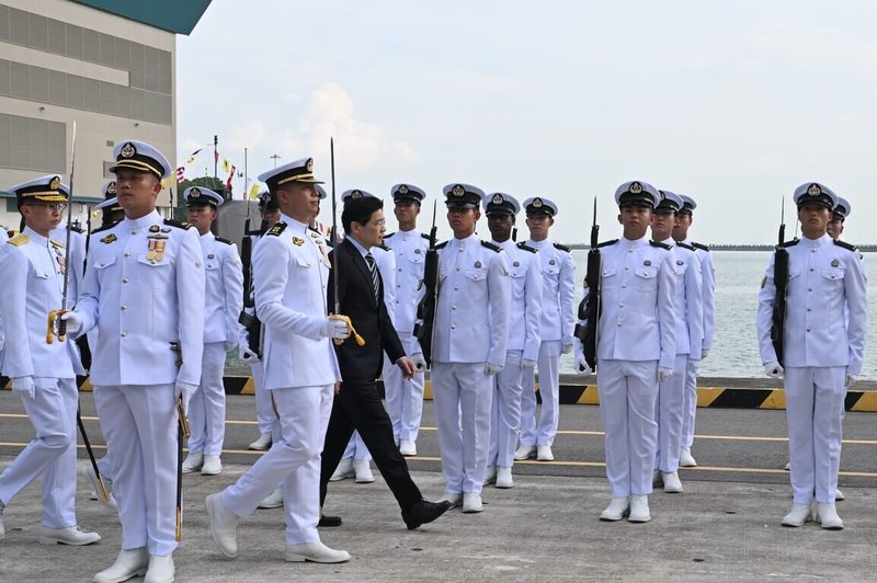 新加坡兩艘潛艦長勝號、精銳號24日服役，新加坡總理黃循財（黑西裝者）到海軍基地視察。（新加坡國防部提供）中央社記者吳昇鴻新加坡傳真  113年9月25日