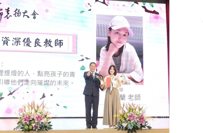 連江縣113年教師節表揚大會25日舉行,連江縣長王忠銘(左)會中頒發20年資深優良教師獎座與獎金給南竿鄉仁愛國小教師王惠蘭(右)。中央社記者潘欣彤攝 113年9月25日