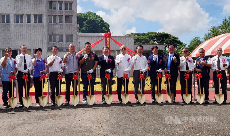 嘉義縣新建災害應變中心25日舉行動土儀式，縣長翁章梁（右6）、議長張明達（右7）、內政部主任秘書黃駿逸（右5）、消防署長蕭煥章（右4）與嘉義縣消防局長蔡建安（右3）等人出席。中央社記者蔡智明攝  113年9月25日