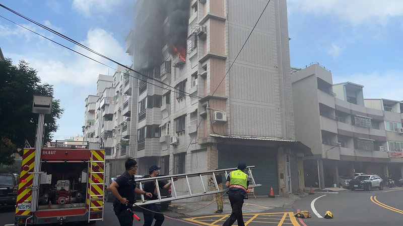 彰化市1對情侶24日吵架，其中1人疑在床上燒紙釀火災，造成3人嗆傷送醫，事後情侶均稱「火是我放的」，警方25日將2人帶回釐清。（警方提供）中央社記者鄭維真傳真  113年9月25日