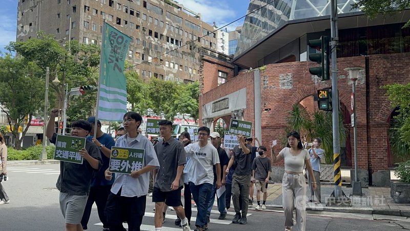 東海大學女學生22日在台中市中區遭巨業客運撞及傷重不治，多名東海學生代表25日到事故現場，默哀繞行路口，並提出多項交通改善訴求，呼籲市府正視行人交通安全。中央社記者趙麗妍攝  113年9月25日